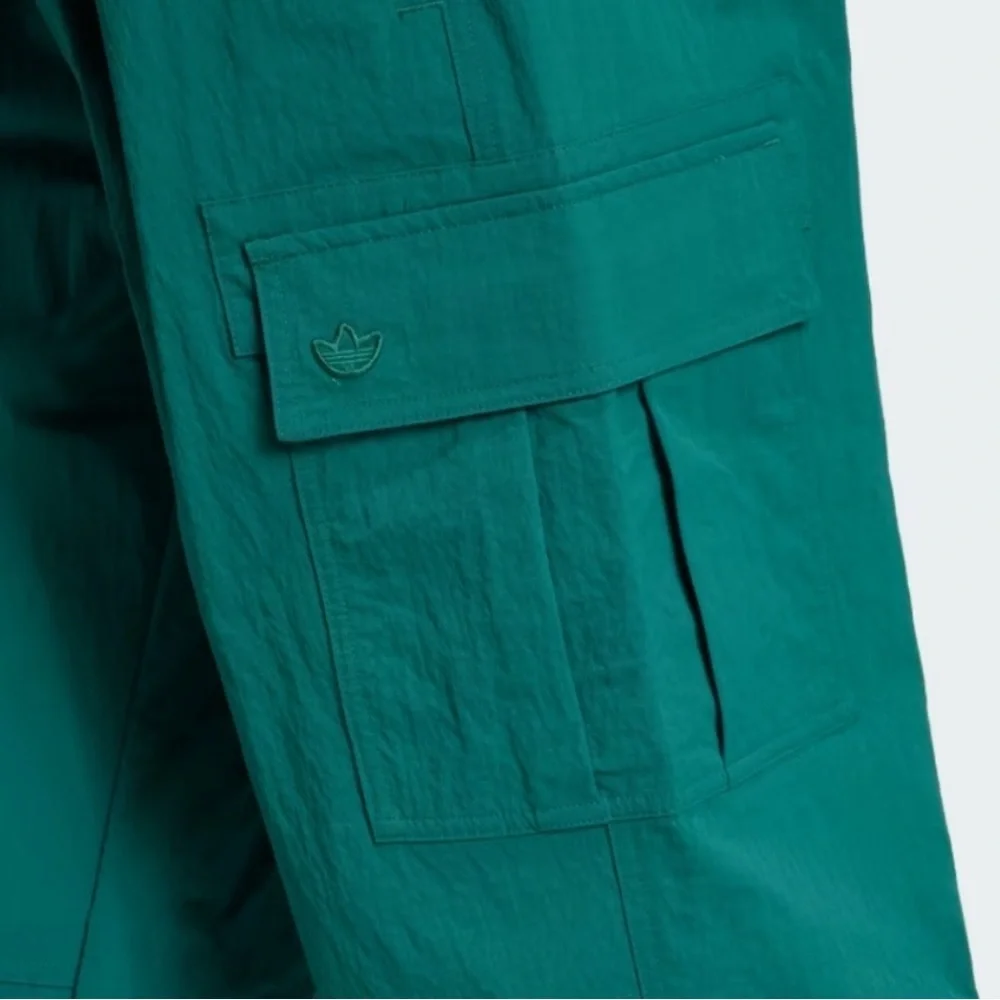 Adidas Nylon Ripstop Cargo Windbreaker Pants in Green Unisex Streetwear Men’s XS